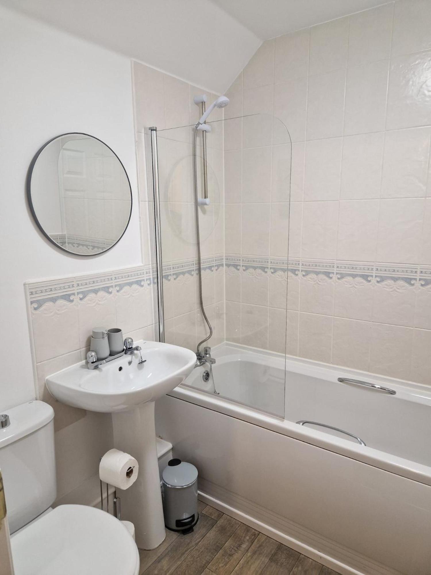 Hereford - Mayflower Coach House, Modern 2 Bedroom Property With Parking, Located South Of Hereford City, Suitable For Small Family, Couple Or Contractors - Sleeps Up To 5 Guests - Hosted By Rentmyhouse מראה חיצוני תמונה